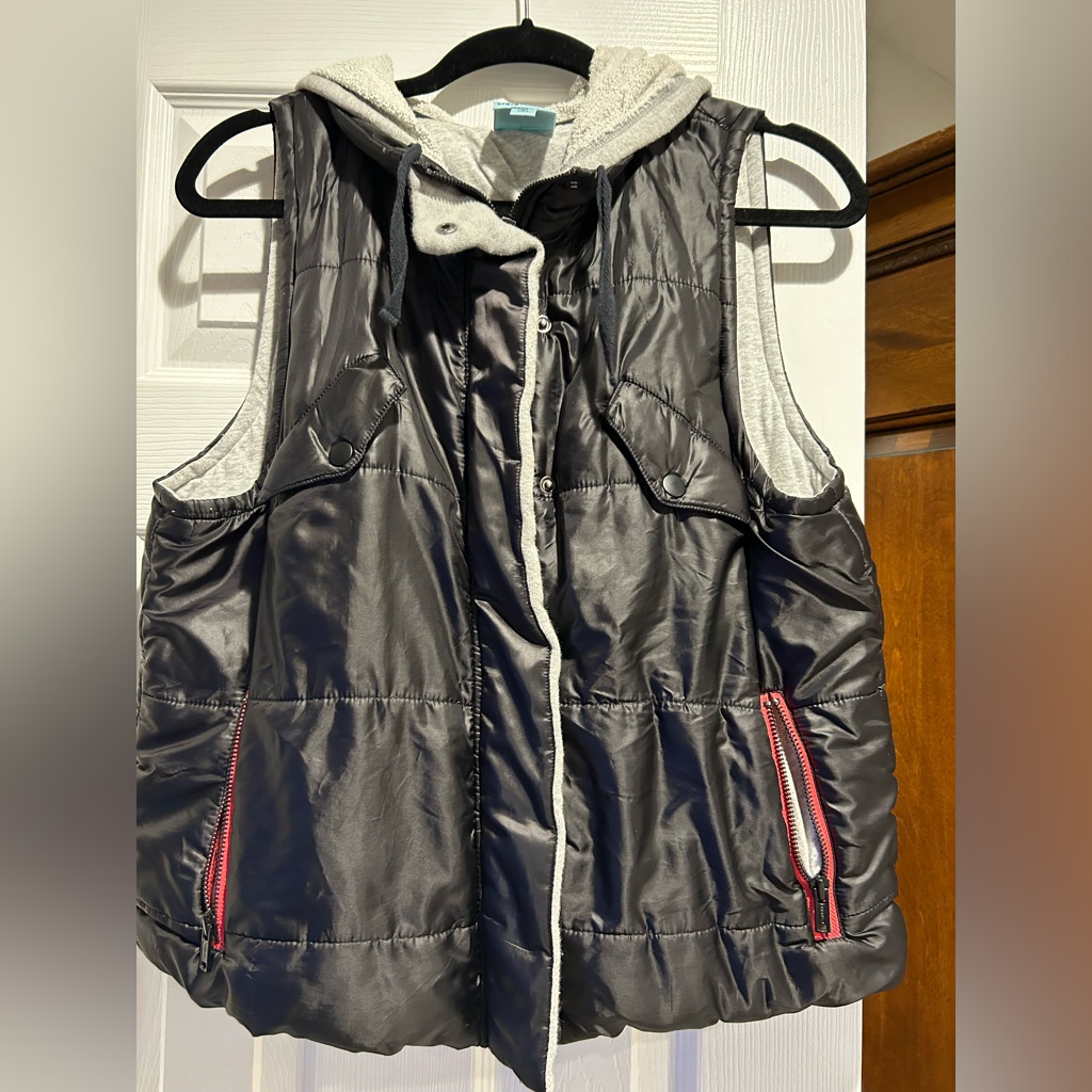 Women's Black Sporty Puffer Vest